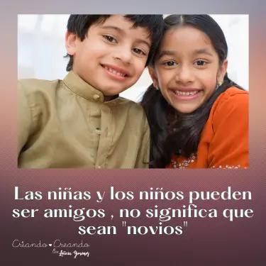 dos niños sonriendo juntos