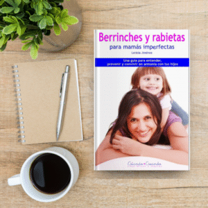 Portada del libro Berrinches y rabietas para mamás imperfectas de Leticia Jiménez, con una madre sonriente abrazada por su hija. Guía sobre cómo entender y manejar los berrinches infantiles.