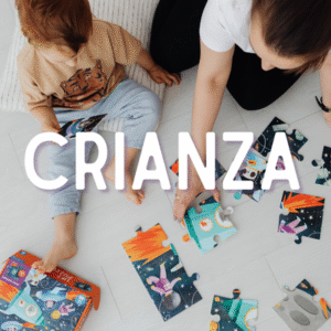 Persona adulta y un niño jugando juntos en el suelo con un rompecabezas de temática espacial. Las piezas están esparcidas y ambos están armando la imagen. La palabra ‘CRIANZA’ aparece en grande sobre la escena.